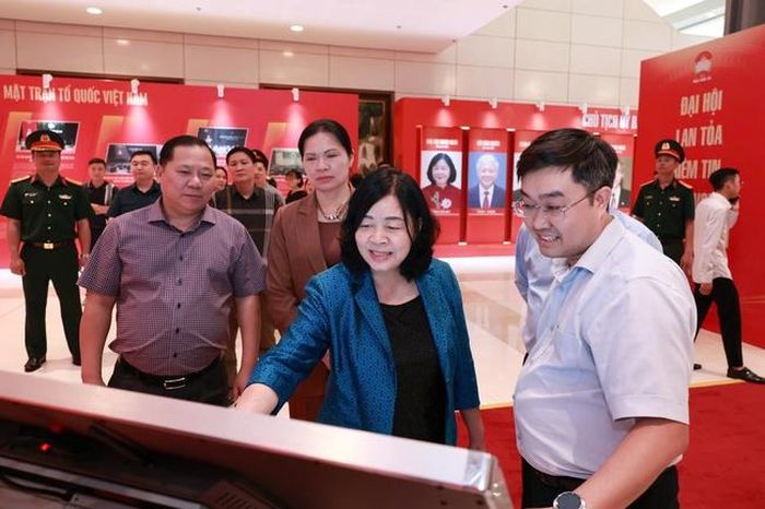 Bà Bùi Thị Minh Hoài (thứ 2 từ phải qua), Ủy viên Bộ Chính trị, Bí thư Trung ương Đảng, Chủ tịch Ủy ban Trung ương MTTQ Việt Nam, cùng Ban Chỉ đạo Đại hội kiểm tra công tác hậu cần phục vụ Đại hội
