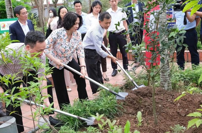 Các đại biểu tham gia trồng cây, cải tạo vườn thuốc Nam tại khuôn viên đền Bia