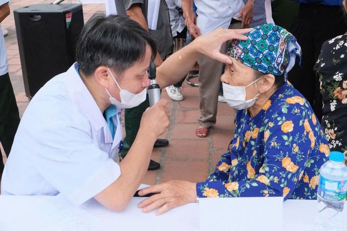 Nhiều người dân được Đoàn công tác khám mắt 