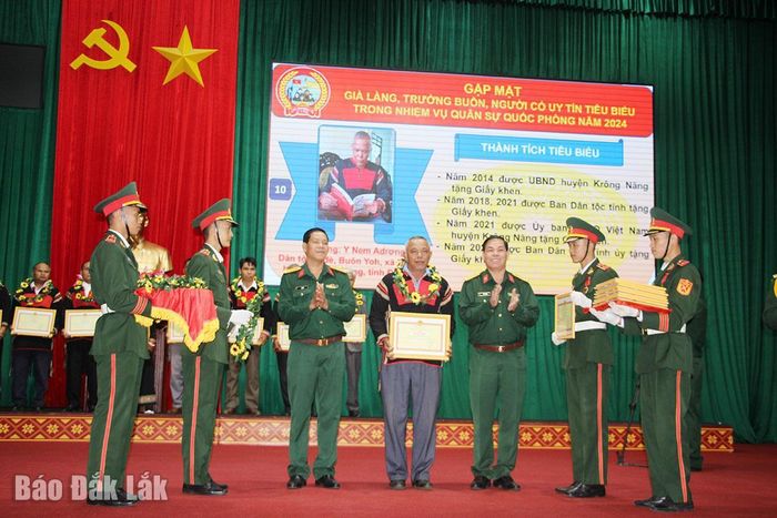 Trưởng buôn Y Nem Adrơng được Bộ Chỉ huy Quân sự tỉnh tỉnh Đắk Lắk biểu dương, khen thưởng trong thực hiện nhiệm vụ quân sự - quốc phòng. Ảnh: Báo Đắk Lắk