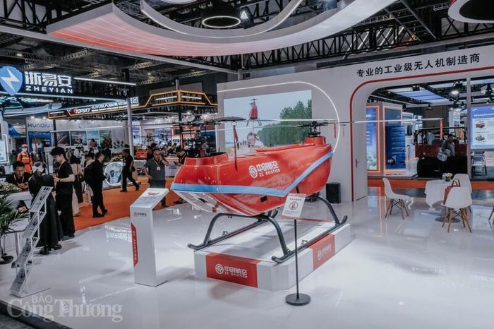 Thiết bị bay không người lái (UAV) chuyên dụng cho công tác cứu hộ và phòng cháy chữa cháy của ZC Aviation. Mẫu UAV này được thiết kế để vận chuyển vật tư y tế hoặc tham gia chữa cháy tại các địa hình khó tiếp cận, đánh dấu bước tiến mới trong việc ứng dụng robot vào an toàn công cộng.