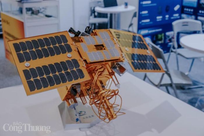 Công nghệ tích hợp tấm pin năng lượng mặt trời và hệ thống truyền dẫn tín hiệu hướng tới các ứng dụng giám sát, thu thập dữ liệu và liên lạc phục vụ công tác ứng phó khẩn cấp.