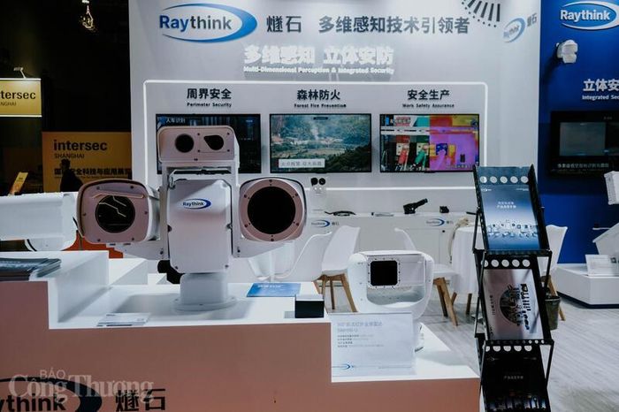  Bên cạnh các phương tiện hạng nặng, Intersec Thượng Hải 2026 còn là nơi phô diễn các giải pháp hạ tầng thông minh tích hợp, từ hệ thống camera cảm biến đa chiều tầm xa của giúp giám sát biên giới và phòng chống cháy rừng, đến mạng lưới thông tin liên lạc vô tuyến thông suốt và các thiết bị kiểm soát truy cập kỹ thuật số bảo mật cao, tạo nên một hệ sinh thái an toàn toàn diện cho các đô thị và công trình trọng yếu.