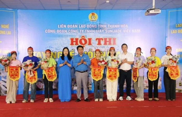 Ban tổ chức trao Cờ lưu niệm cho các đơn vị tham gia hội thi.