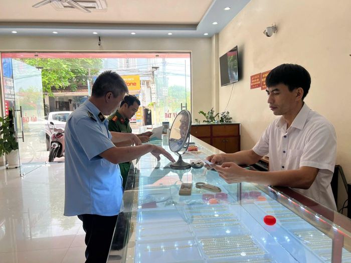 Lực lượng chức năng kiểm tra tại các cơ sở kinh doanh vàng trên địa bàn xã Hoằng Lộc.