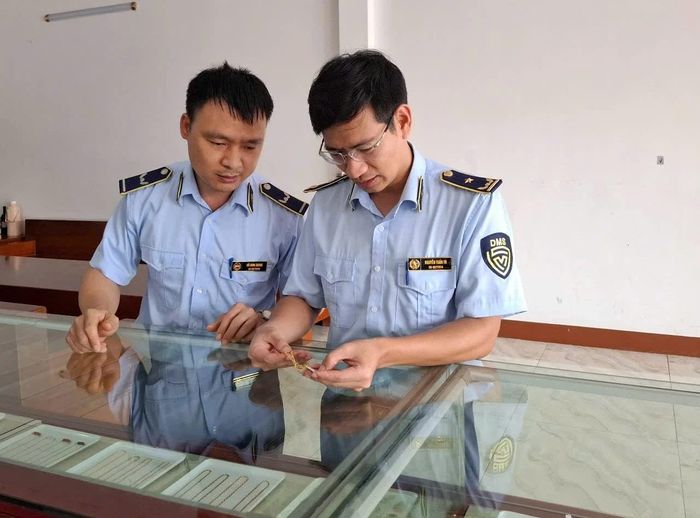 Đội QLTT số 6 kiểm tra phát hiện sản phẩm dây chuyền vàng trang sức không rõ nguồn gốc, xuất xứ.
