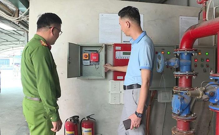 Lực lượng công an kiểm tra hệ thống truyền tin báo cháy tự động tại Siêu thị A &amp; SMART phường Tĩnh Gia.