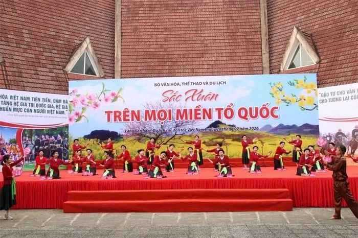 Câu lạc bộ Ngũ trò Viên Khê tham gia biểu diễn tại sự kiện “Sắc xuân trên mọi miền Tổ quốc”.