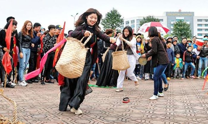 Theo tiếng trống của trọng tài, người chơi vừa chạy thành vòng tròn vừa mặc quần áo và còn phải mang theo ró.