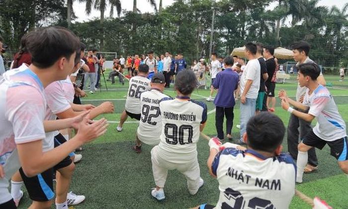 Nội dung kéo co diễn ra sôi nổi với sự cổ vũ nhiệt tình của khán giả.