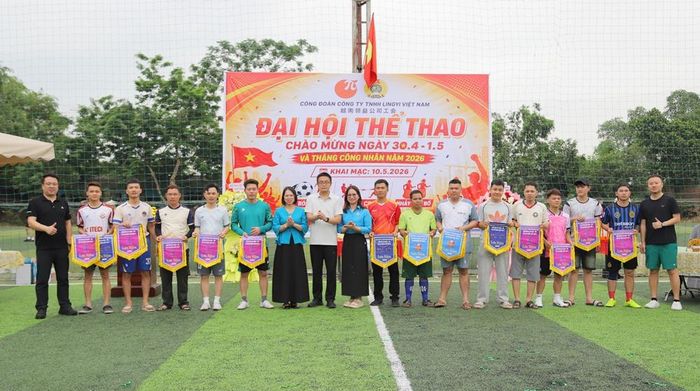 Các đại biểu tặng Cờ lưu niệm cho các đội tham gia tranh tài tại Đại hội.