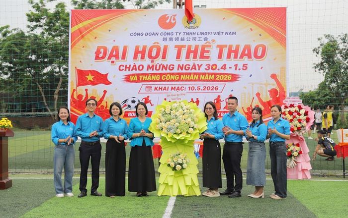 Lãnh đạo Liên đoàn Lao động tỉnh tặng hoa chúc mừng Công ty Trách nhiệm hữu hạn LINGYI Việt Nam.