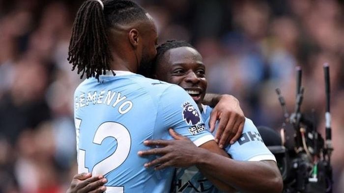Man City tạo áp lực lên Arsenal.