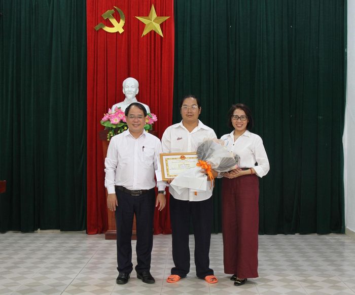Lãnh đạo phường Hòa Xuân khen thưởng anh Trần Đại Min (đứng giữa). Ảnh: N.Q
