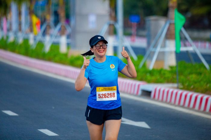Vận động viên phấn khởi tham gia giải chạy. Ảnh: BẢO LÂM