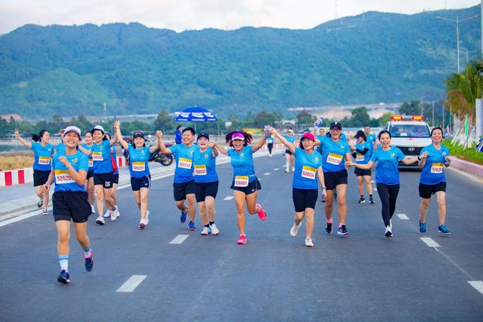 Vận động viên điền kinh Nguyễn Thị Thanh Phúc tham gia đồng hành cùng các vận động viên. Ảnh: BẢO LÂM