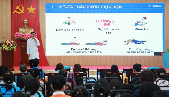 Công đoàn phường An Khê phối hợp Nhà thuốc Long Châu tổ chức tập huấn sơ cấp cứu đột quỵ cho đội ngũ đoàn viên, người lao động. Ảnh: ĐẮC MẠNH