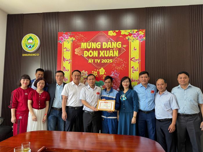 Công ty CP Môi trường đô thị Đà Nẵng khen thưởng các gương "người tốt, việc tốt". Ảnh: HIỆP CƯỜNG