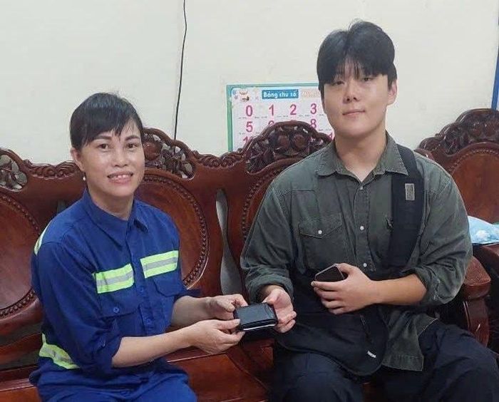 Chị Đặng Thị Điệp, công nhân Đội môi trường Sơn Trà thuộc Công ty CP Môi trường đô thị Đà Nẵng (bên trái) trong những năm qua đã nhiều lần liên hệ và trao trả tài sản thất lạc cho nhiều du khách là người nước ngoài. Ảnh do nhân vật cung cấp