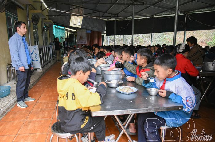 Học sinh bán trú tại Trường PTDTBT Tiểu học Nậm Ngám được quan tâm đảm bảo bữa ăn hằng ngày.