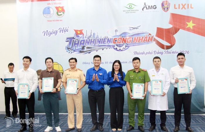 Đại diện Thành đoàn, Hội Liên hiệp thanh niên thành phố trao thư cảm ơn các đơn vị đồng hành với ngày hội. Ảnh: Nga Sơn