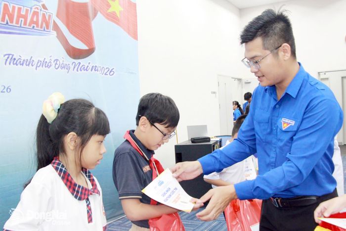 Phó Bí thư Thành đoàn, Chủ tịch Hội Liên hiệp thanh niên thành phố Phan Thế Công trao quà và học bổng cho con em thanh niên công nhân khó khăn. Ảnh: Nga Sơn