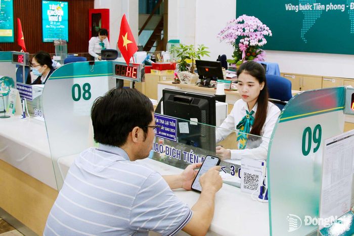 Hoạt động giao dịch tại một chi nhánh ngân hàng ở phường Tam Hiệp, thành phố Đồng Nai. Ảnh: Hải Quân