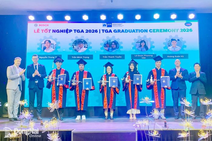 Sinh viên nhận bằng tốt nghiệp chương trình đào tạo nghề công nghiệp do Trường cao đẳng Công nghệ quốc tế Lilama 2, Công ty TNHH Bosch Việt Nam và Phòng Công nghiệp - Thương mại Cộng hòa Liên bang Đức tổ chức. Ảnh: Lilama 2