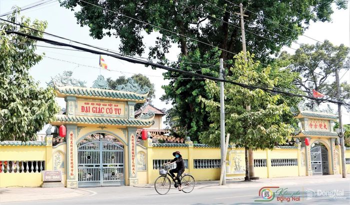 Cũng trên cù lao Phố, Đại Giác cổ tự (chùa Đại Giác) là một trong những ngôi chùa cổ nhất Nam Bộ xưa, được xây dựng từ năm 1412. Với lịch sử khai sơn khá sớm, chùa Đại Giác là một trong những di tích lịch sử minh chứng cho quá trình phát triển của vùng đất Biên Hòa - Đồng Nai.
