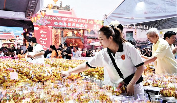 Người dân tham gia Lễ hội Chùa Ông. Lễ hội được tổ chức thường niên từ ngày 9 đến 13 tháng Giêng và được công nhận là Di sản văn hóa phi vật thể vào năm 2023.