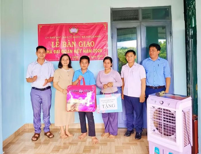 Trao nhà “Đại đoàn kết” cho hộ bà Nguyễn Thị Hưng (trú thôn Đê Hoch). Ảnh: Đồng Lai
