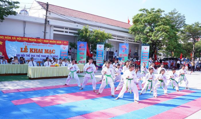 Tiết mục trình diễn của Câu lạc bộ karatedo Tu Bông.
