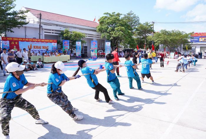 Các đội thi đấu môn kéo co.