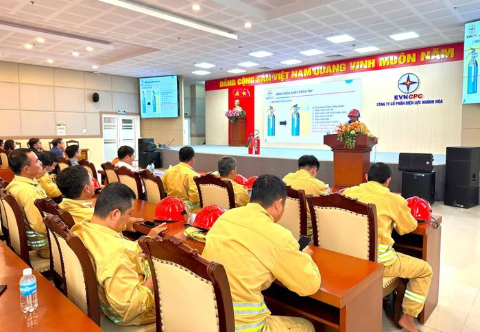 Phổ biến nội dung lý thuyết về phòng cháy, chữa cháy và cứu nạn, cứu hộ.
