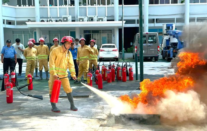 Diễn tập chữa cháy.