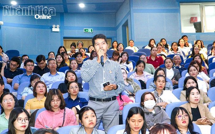 Đại diện một doanh nghiệp đối thoại với cơ quan thuế về chính sách thuế.