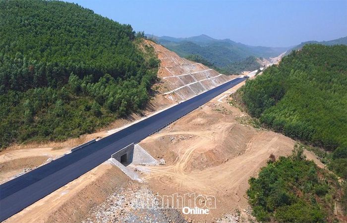 Đường bộ cao tốc Khánh Hòa - Buôn Ma Thuột đang hoàn thiện.