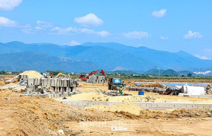 Thi công tuyến đường ven biển Vạn Lương - Ninh Hòa.