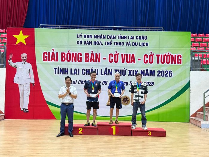 Đồng chí Trần Văn Công - Phó Giám đốc Sở Văn hóa, Thể thao và Du lịch trao giải nhất, nhì, ba môn bóng bàn đơn nam nhóm III.