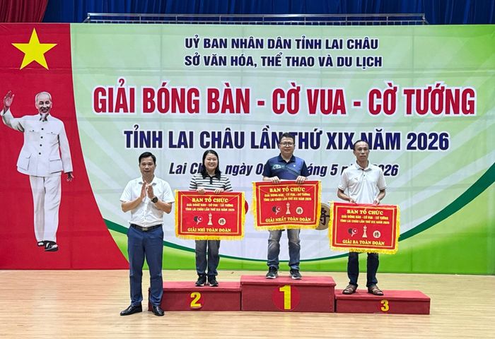 Đồng chí Trần Văn Công - Phó Giám đốc Sở Văn hóa, Thể thao và Du lịch trao giải nhất, nhì, ba toàn đoàn.