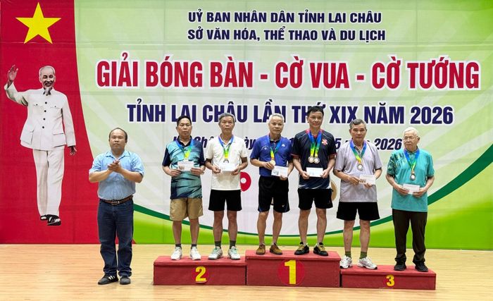 Đồng chí Bùi Văn Duy - Quyền Trưởng phòng Quản lý thể dục thể thao (Sở Văn hóa, Thể thao và du lịch) trao giải nhất, nhì, ba môn bóng bàn nam nhóm III.