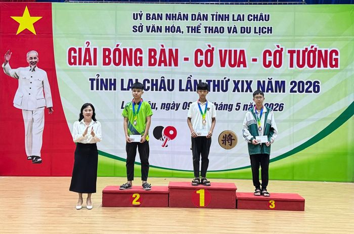 Đồng chí Mùa Thị Lan - Phó Chủ tịch Hội LHPN tỉnh trao giải nhất, nhì, ba môn cờ vua nam nhóm I.