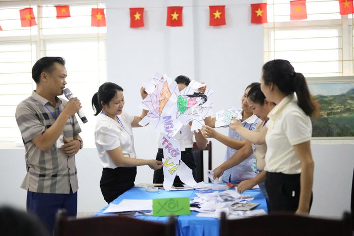 Giáo viên tham gia hoạt động vẽ tranh tại lớp tập huấn.