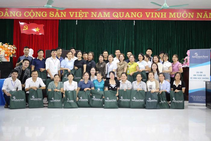 Giáo viên sau lớp tập huấn chụp ảnh lưu niệm.