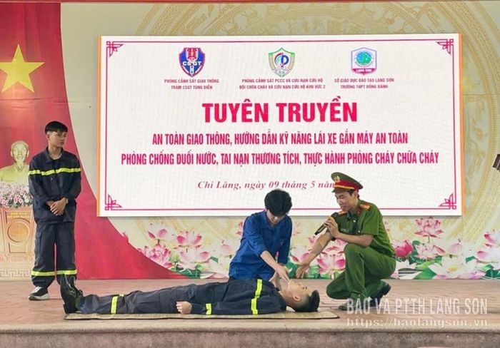 Cán bộ công an hướng dẫn học sinh thực hành sơ cứu người bị đuối nước