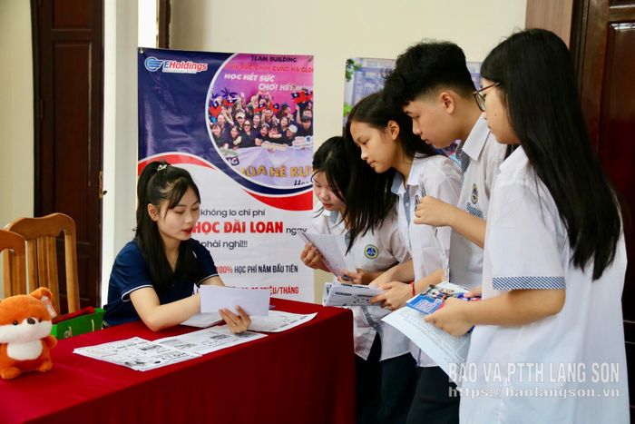 Học sinh tìm hiểu thông tin tuyển sinh, du học tại gian tư vấn của Công ty Cổ phần Đầu tư và Phát triển Giáo dục EHoldings.