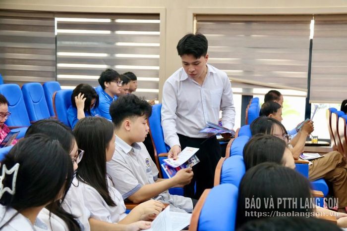 Nhân viên Công ty Cổ phần Cung ứng Nhân lực Tân Sao Kim phát tài liệu, tư vấn thông tin tuyển sinh cho học sinh