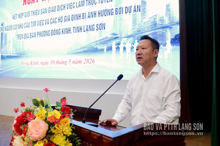 Lãnh đạo Trung tâm Dịch vụ việc làm tỉnh phát biểu tại ngày hội