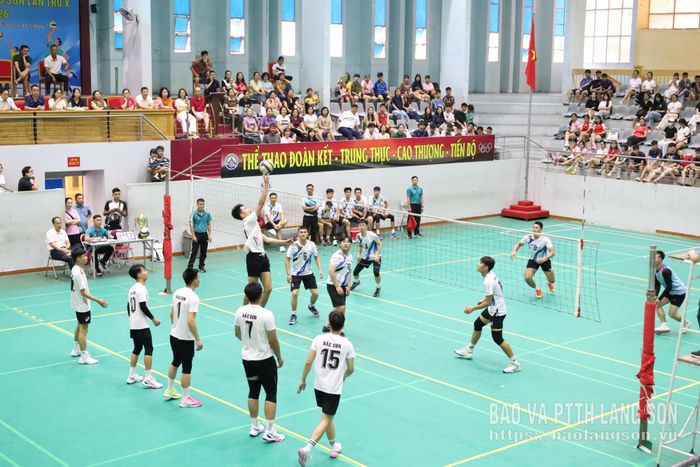 Trận chung kết nội dung bóng chuyền nam giữa đội cụm Tam Thanh và đội cụm Bắc Sơn