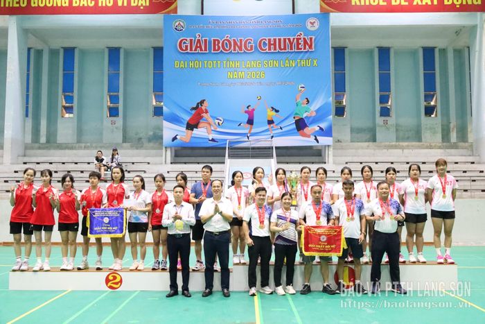 Đại diện Ban Tổ chức trao giải cho hai đội nữ xuất sắc nhất giải